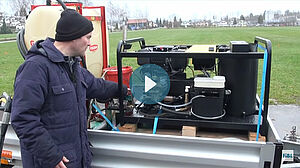 Ein Mann erklärt die Funktionsweise des Hesswasser-Blackenbekämfungsgerätes