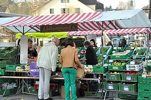 Biostand am Markt in Uster, ZH. Foto: FiBL, Thomas Alföldi