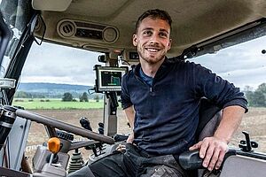Andreas Pfister sitzt am Steuer des Traktors