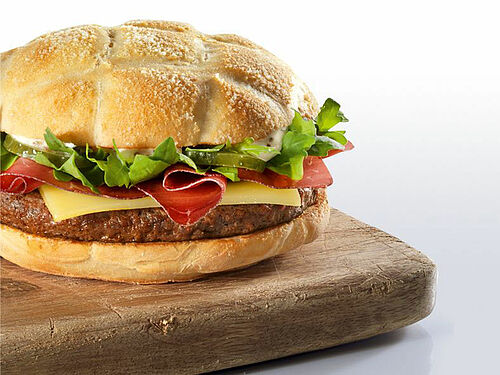 Hamburger mit Hackfleisch, Käse, Bündnerfleisch und Salat