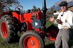 Lanz Bulldog Traktor, daneben Mann, der erklärt