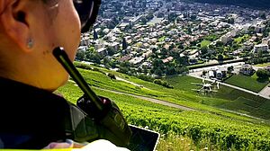 Drohnenpilotin oberhalb eines steilen Rebbergs