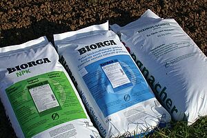 drei Düngersäcke der Marke Biorga