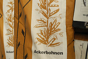 Futtersack mit Zeichnung und Aufschrift "Ackerbohnen"