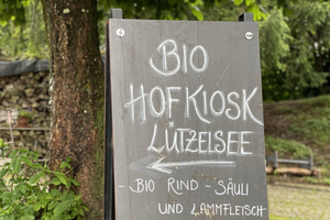 Eine Kreidetafel mit Schriftzug Bio Hof Kiosk.