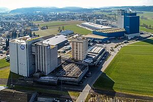 Luftbild einer Fabrik mit Silos.
