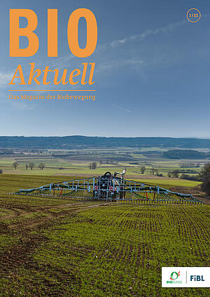Titelseite Bioaktuell 1|2022: Traktor mit Schleppschlauch