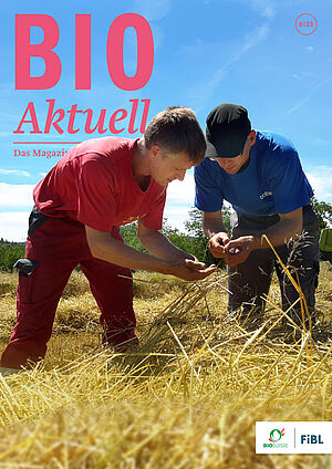 Titelseite Bioaktuell 8|23: Zwei Männer begutachten eine Mischkultur im Feld