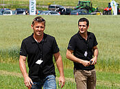 zwei Männer in schwarzen T-Shirts im Feld