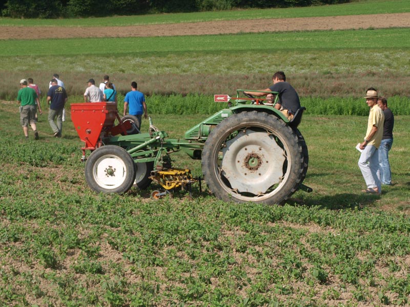 Geräteträger Fendt im Einsatz, beobachtet von Besuchern