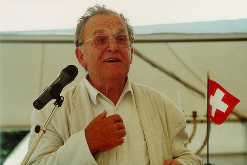 Portrait von Otto Schmid vor einem Mikrofon.
