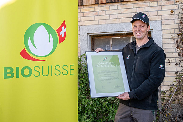 Michael Kipfer hält die Gewinnerurkunde des Grand Prix Bio Suisse.