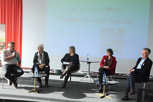 Round-Table mit Referentinnen und Praktikern, moderiert von Daniela Lager. Foto: FiBL, Andreas Basler