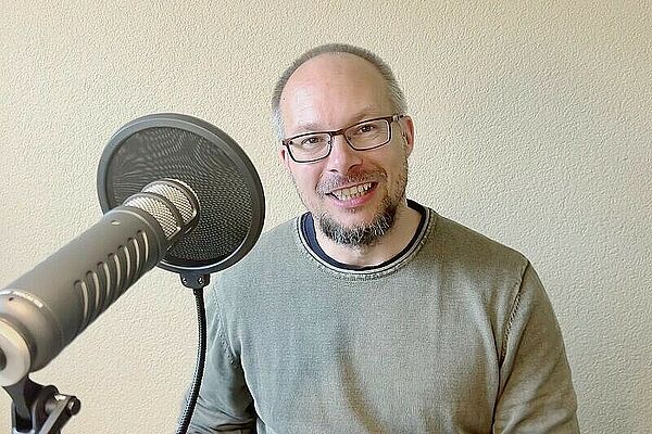 Der Protagonist hinter dem Podcast-Mikrophon