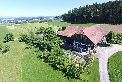Luftaufnahme eines typischen Berner Landwirtschaftsbetriebs.
