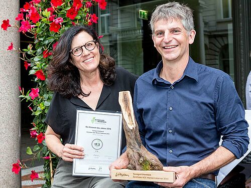 Frau und Mann mit Pokal und Urkunde
Frau und Mann mit Pokal und Urkunde
Frau und Mann mit Pokal und Urkunde