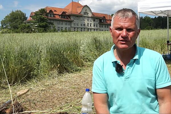 Friedrich Wenz vor dem Schulgebäude auf der Schwand in Münsingen