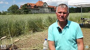 Friedrich Wenz vor dem Schulgebäude auf der Schwand in Münsingen
