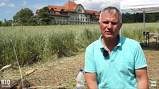 Friedrich Wenz vor dem Schulgebäude auf der Schwand in Münsingen