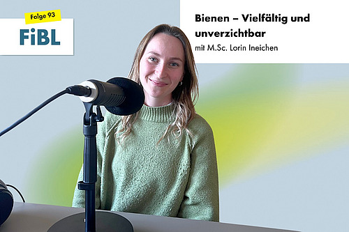 Eine Frau an einem Podcastmikrofon.