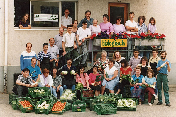 Foto der Mitarbeiterinnen und Mitarbeiter der AVG 1993.