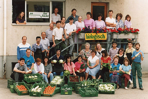 Foto der Mitarbeiterinnen und Mitarbeiter der AVG 1993.