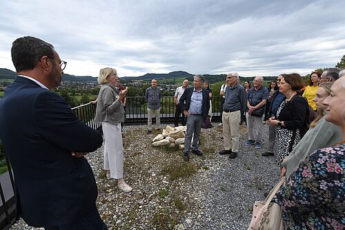 Frau steht draussen vor einem Publikum und hält Bedankungsrede