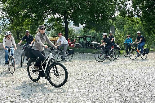 Mehrere Personen fahren  Velo