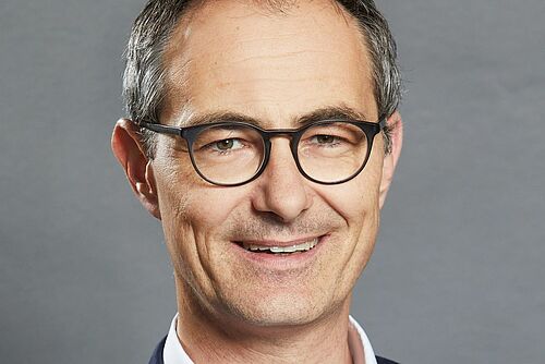 Porträtfoto von Rolf Bernhard