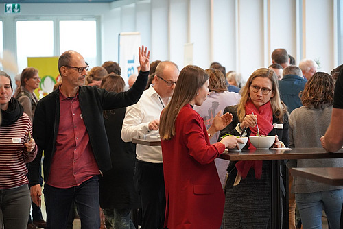 Blick in einen Raum wo gespiesen und herumgewandert wird.