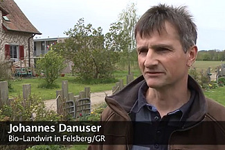 Biolandwirt gibt ein Interview.
