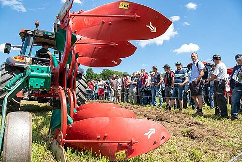 Besucher verfolgen den Schälpflug bei der Arbeit