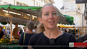 Du betreibst Direktvermarktung und hättest gerne Anregungen und Erfahrungen von anderen Direktvermarktern? Das nachfolgende Video zeigt dir anhand von verschiedenen Knospe-Produzent:innen wie man sich betreffend Sortiment positionieren kann, wie der Kundenkontakt gelingt, wie man erfolgreich die Preise gestaltet und wie ich mein Marketing gestalten kann.