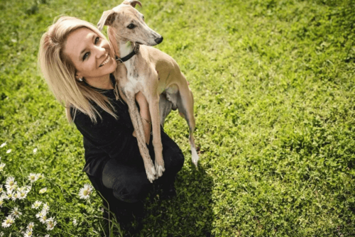 Eine Frau mit einem Hund.