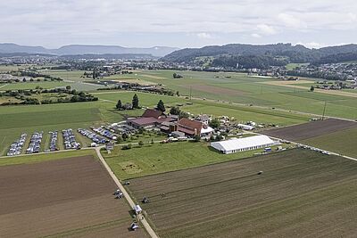 ein Luftbild vom Hof mit dem Parkplatz und den Ausstellungszelten