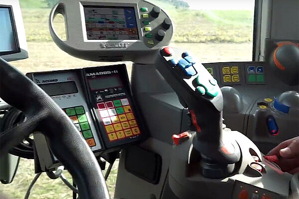 Blick ins Cockpit eines modernen Traktors mit vielen Displays