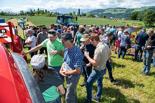 Besucher bei der Maschinenvorführung