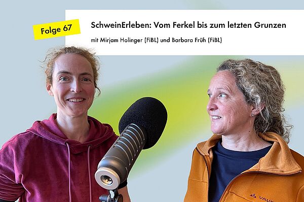 Zwei Frauen am Podcast-Mikrofon.