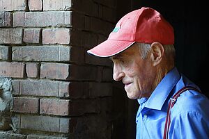 alter Mann mit rotem Tschäppel, Porträt im Profil 