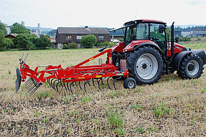 Federzinkenegge an einem Traktor mischt und Lockert den Boden zur Saatbettbereitung.