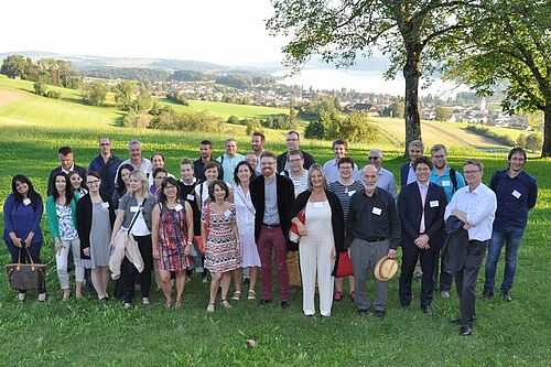 Eine Gruppe von Menschen auf einer grünen Wiese