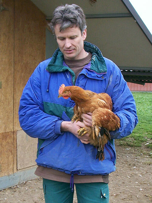 Laurent Godel mit Huhn auf den Armen