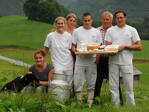 Familie Henchoz ganz in Weisse mit Milchschafprodukten