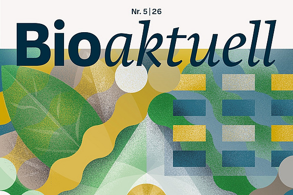 Titelseite Bioaktuell 5|26: Eine Illustration aus mehrheitlich gelb, blau und grün, mit Checkliste, einem Blatt, einer Tabelle und einem Rad.