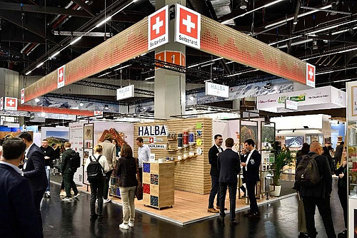 Messestand an der Biofach in Nürnberg mit Schweizer Wappen.