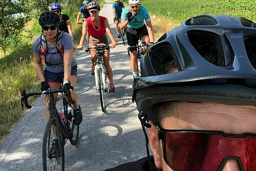 Personen fahren mit dem Velo