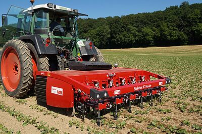 Rotes Hackgerät am Traktor