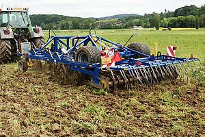 Flachgrubber Treffler an der Arbeit in einer Wiese