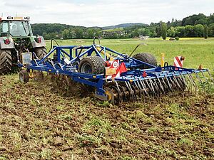 Flachgrubber Treffler an der Arbeit in einer Wiese