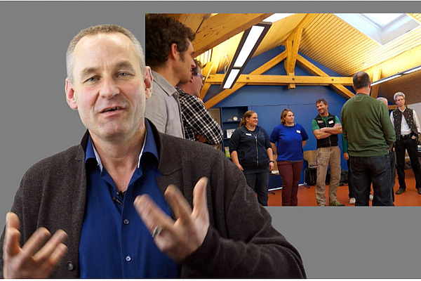 Thomas Fisel referiert vor der Gruppe